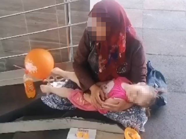 В Усть-Каменогорске привлекли к ответственности женщину, просившую милостыню в надземке