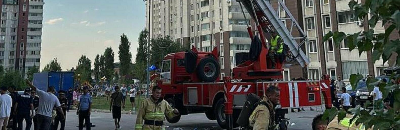 Выпрыгивали из окон: в Алматы горела многоэтажка