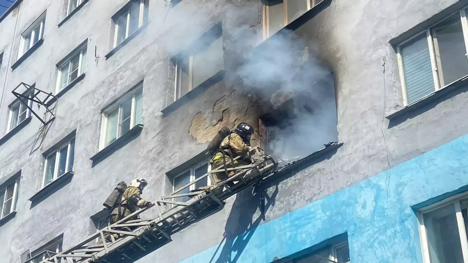 15 человек спасли во время пожара в Усть-Каменогорске