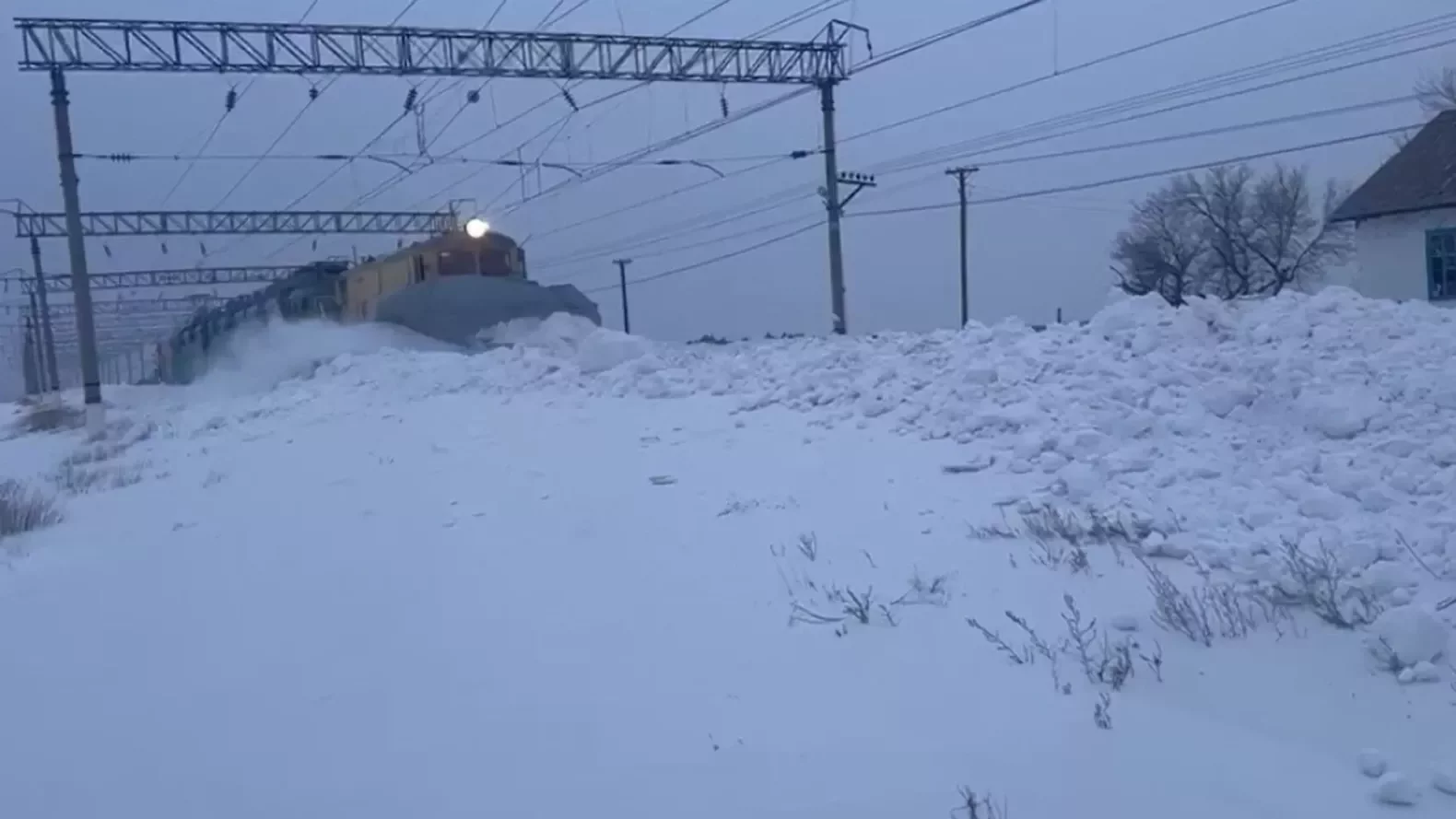 В Казахстане 23 поезда опаздывают или отменены из-за непогоды