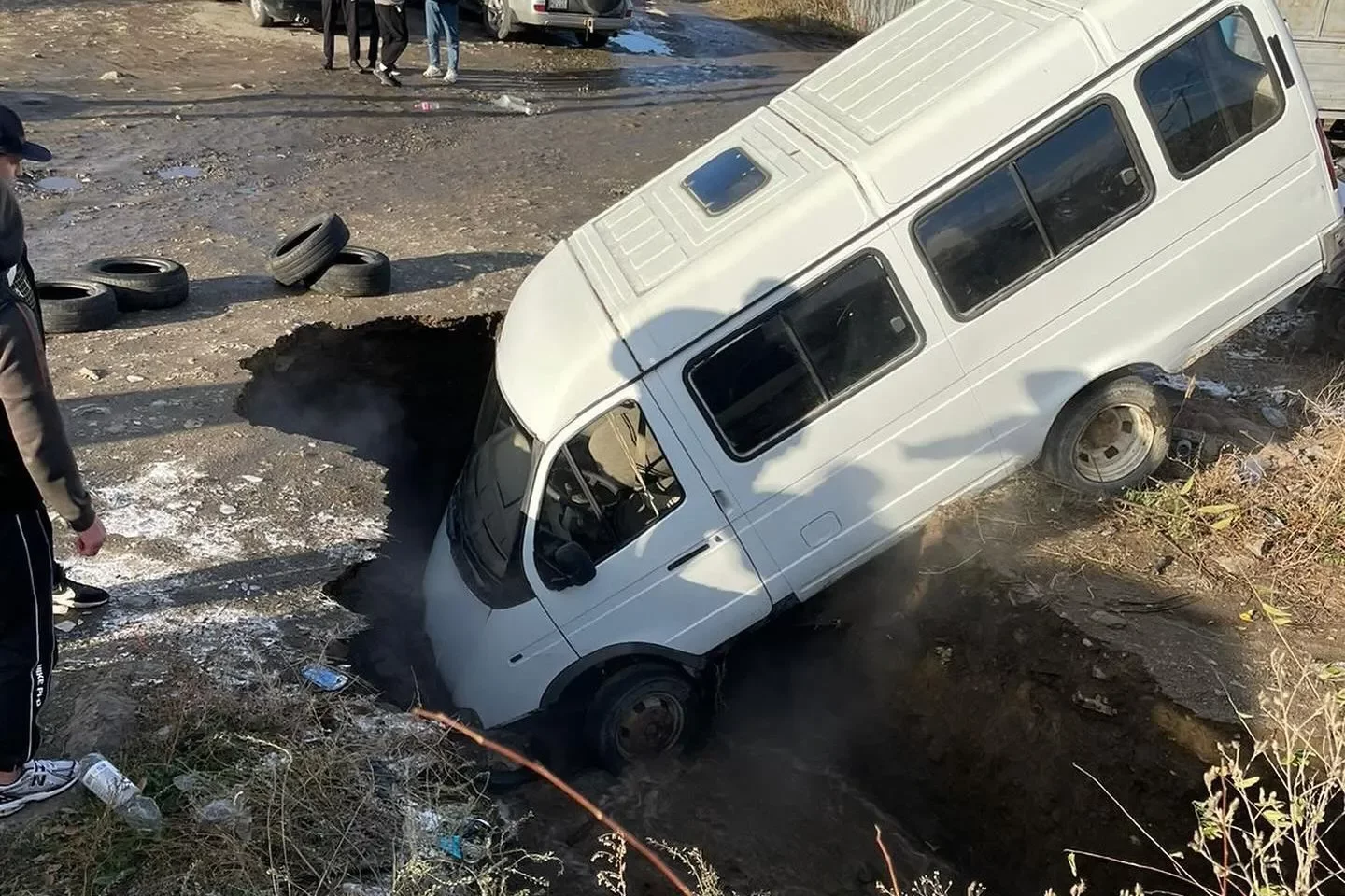 В Усть-Каменогорске автомобиль ушёл «под землю»