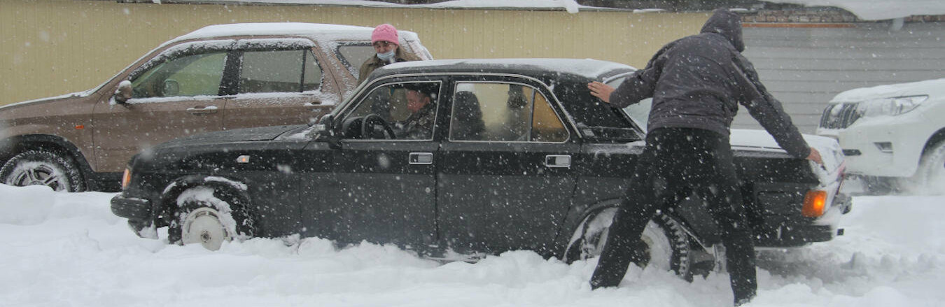 Автомобили, припаркованные во дворах, оказались в снежном плену