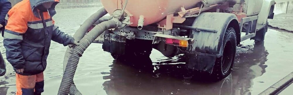 Сегодня талую воду откачивали на проспекте Абая в районе автобусной остановки «Заводская»