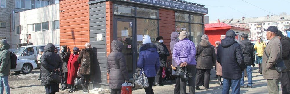 Люди выстраиваются в очереди за дешевыми овощами из стабфонда