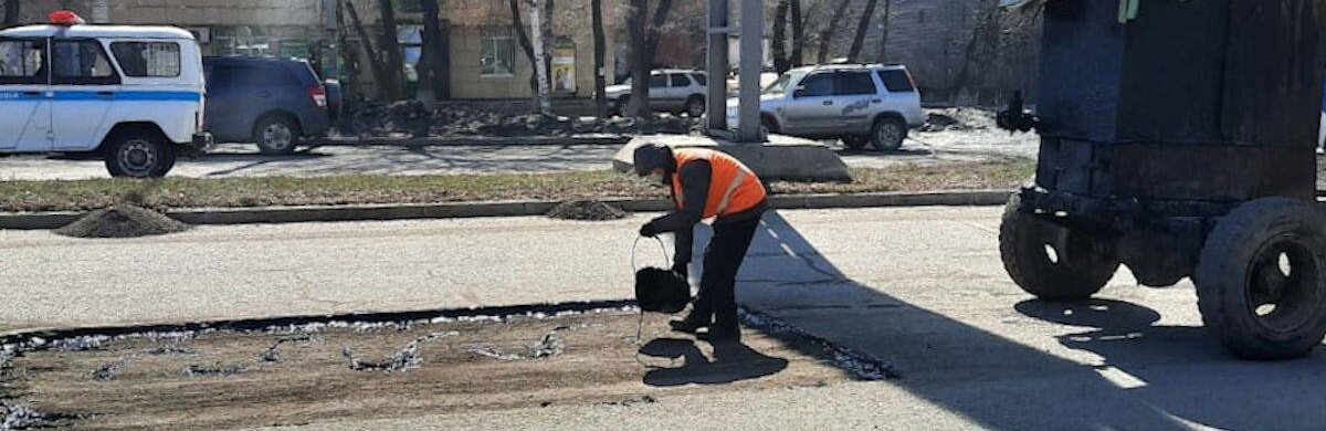 В аккаунте акима города Жаксылыка Омара сообщается, что средний ремонт начался на Защите