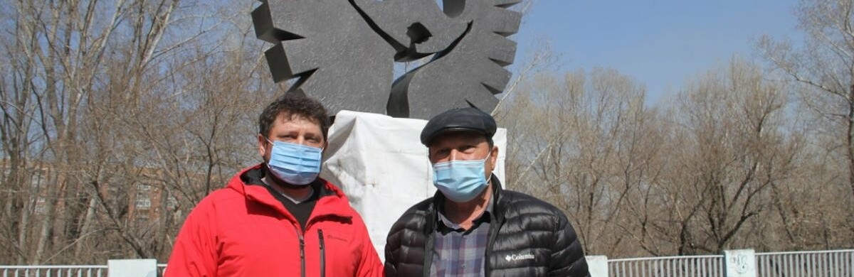 В композиции использованы образы птицы и парящей души человека