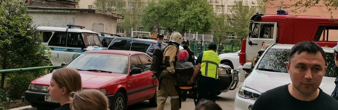 Пожарные в первую очередь спасли трех жильцов